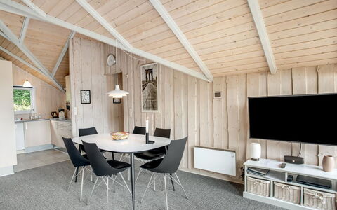 Tecla - 12Km from the Sea: Madera, Diseño De Interiores, Techo, Piso, Casa, Suelo, Habitación, Lámpara, Cocina Y Comedor Mesa, Sala