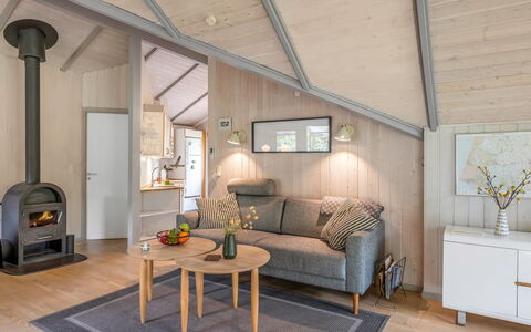 Torben - 10Km from the Sea: Madera, Piso, Techo, Diseño De Interiores, Habitación, Suelo, Mueble, Sala, Lámpara, Electrodoméstico