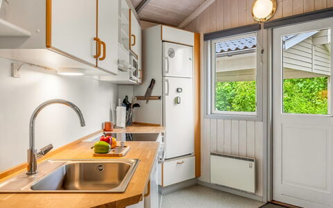 Torben - 10Km from the Sea: Madera, Arreglo De Tubería, Diseño De Interiores, Lavabo, Plomería, Grifo, Cocina, Mostrador, Techo, Manchas De Madera