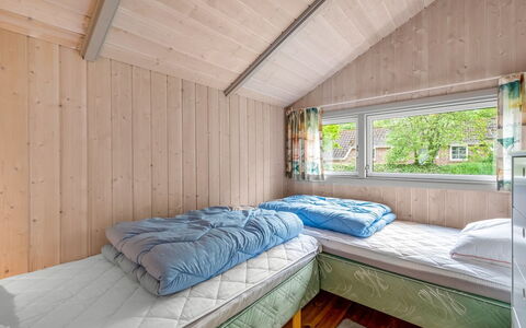 Torben - 10Km from the Sea: Madera, Habitación, Diseño De Interiores, Techo, Suelo, Cama, Piso, Casa, Mueble, Habitación