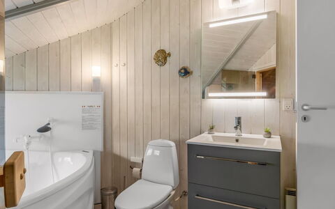 Torben - 10Km from the Sea: Piso, Arreglo De Tubería, Diseño De Interiores, Lavabo, Suelo, Madera, Baño, Lavabo Del Baño, Techo, Mueble De Baño