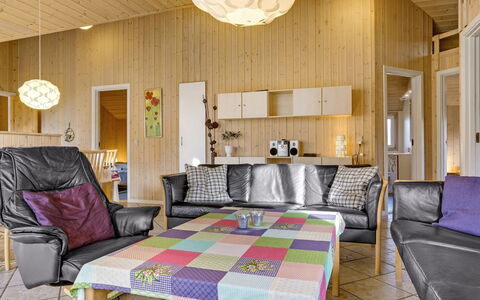 Tyki - 12Km from the Sea: Diseño De Interiores, Mueble, Madera, Techo, Piso, Suelo, Lámpara, Habitación, Encendiendo, Sala