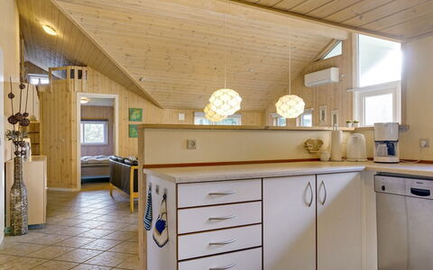 Tyki - 12Km from the Sea: Diseño De Interiores, Madera, Techo, Piso, Mueble, Suelo, Mostrador, Cocina, Lámpara, Habitación