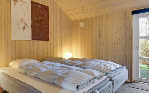 Tyki - 12Km from the Sea: Habitación, Mueble, Madera, Diseño De Interiores, Cama, Suelo, Piso, Sábana, Lecho, Techo