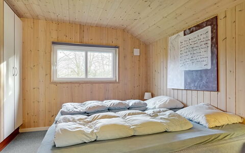Tyki - 12Km from the Sea: Cama, Habitación, Sábana, Lecho, Madera, Diseño De Interiores, Techo, Habitación, Suelo, Marco De La Cama