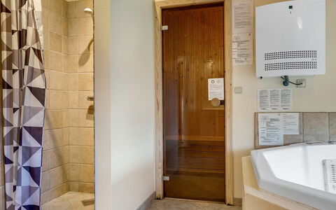 Tyki - 12Km from the Sea: Piso, Suelo, Pared, Madera, Diseño De Interiores, Techo, Arreglo De Tubería, Habitación, Baño, Plomería