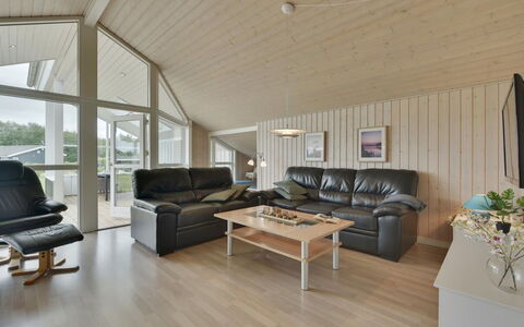Harth - 700M to the Fjord: Madera, Techo, Diseño De Interiores, Mueble, Piso, Sofá, Suelo, Sala, Suelos De Madera, Casa