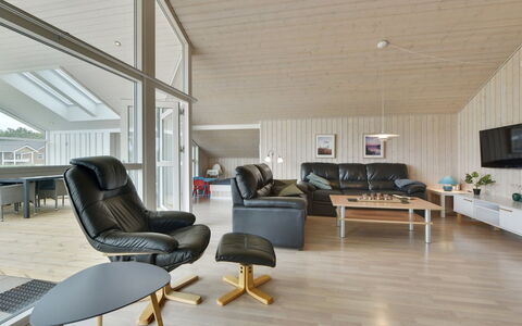 Harth - 700M to the Fjord: Diseño De Interiores, Madera, Techo, Piso, Mueble, Sala, Suelo, Sofá, Suelos De Madera, Casa