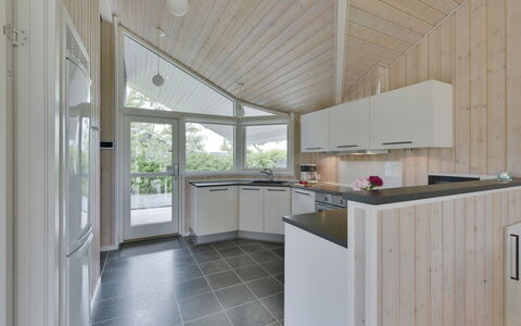Harth - 700M to the Fjord: Diseño De Interiores, Madera, Techo, Piso, Cocina, Suelo, Mostrador, Lámpara, Mueble, Gabinetes