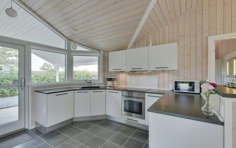 Harth - 700M to the Fjord: Diseño De Interiores, Techo, Madera, Piso, Cocina, Mostrador, Suelo, Lámpara, Casa, Gabinetes