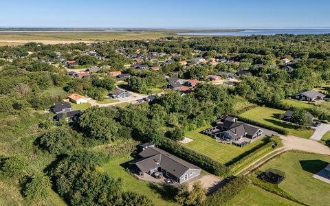 Findus - 1.2Km to the Fjord: Madera, Mueble, Departamento, Habitación, Techo, Manchas De Madera, Silla, Madera Dura, Barniz, Maderas