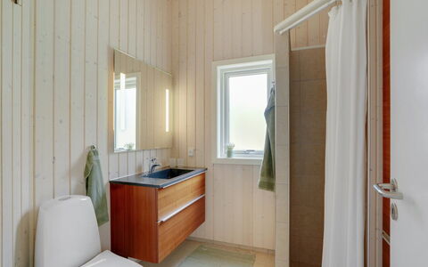 Elevine - 300M to the Fjord: Piso, Pared, Madera, Suelo, Arreglo De Tubería, Diseño De Interiores, Baño, Techo, Plomería, Lavabo