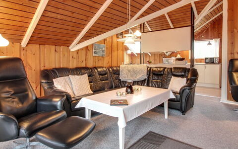 Sebiorn - 300M to the Fjord: Mueble, Madera, Techo, Diseño De Interiores, Casa, Encendiendo, Sofá, Suelo, Lámpara, Sala