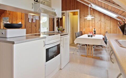Sebiorn - 300M to the Fjord: Cocina, Aparato De Cocina, Mostrador, Madera, Electrodoméstico, Diseño De Interiores, Techo, Piso, Mueble, Gabinetes