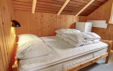 Sebiorn - 300M to the Fjord: Cama, Mueble, Habitación, Sábana, Madera, Suelo, Lecho, Piso, Diseño De Interiores, Linos