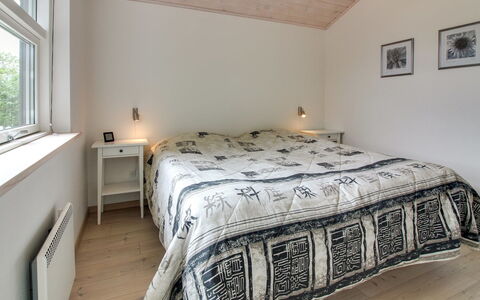 Jannic - 300M to the Fjord: Cama, Habitación, Diseño De Interiores, Suelo, Sábana, Piso, Madera, Techo, Lecho, Mueble