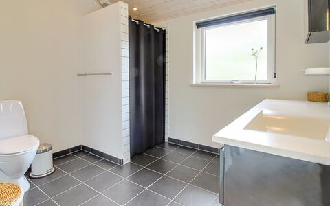Jannic - 300M to the Fjord: Piso, Arreglo De Tubería, Suelo, Diseño De Interiores, Baño, Techo, Plomería, Grifo, Material Compuesto, Loseta