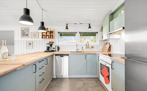 Ottilie - 350M to the Fjord: Cocina, Mostrador, Aparato De Cocina, Diseño De Interiores, Electrodoméstico, Gabinetes, Madera, Mueble, Piso, Techo