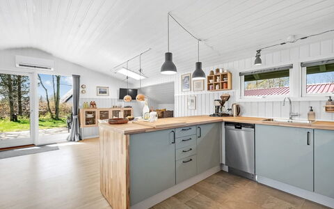 Ottilie - 350M to the Fjord: Cocina, Piso, Mostrador, Aparato De Cocina, Diseño De Interiores, Gabinetes, Electrodoméstico, Suelo, Mueble, Techo
