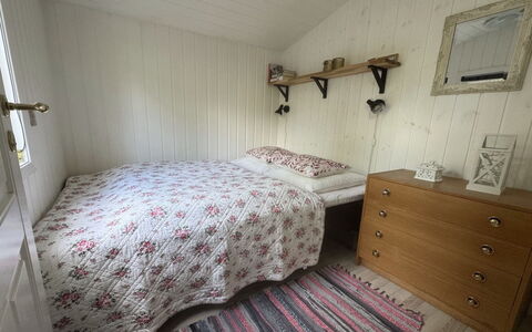 Ottilie - 350M to the Fjord: Cama, Habitación, Madera, Sábana, Suelo, Piso, Lecho, Diseño De Interiores, Mueble, Marco De La Cama