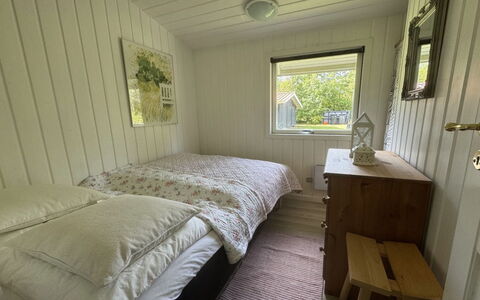 Ottilie - 350M to the Fjord: Madera, Habitación, Cama, Suelo, Piso, Sábana, Lecho, Mueble, Marco De La Cama, Manchas De Madera