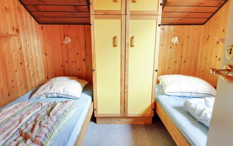 Ingwin - 250M to the Fjord: Cama, Madera, Litera, Habitación, Piso, Suelo, Diseño De Interiores, Mueble, Habitación, Techo