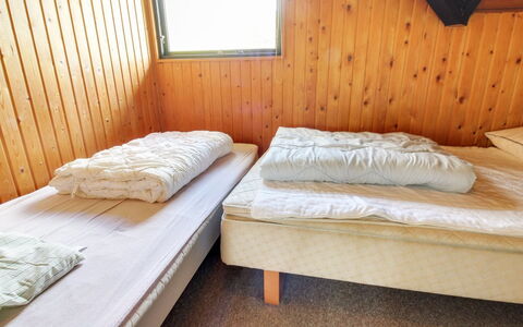 Ingwin - 250M to the Fjord: Cama, Habitación, Sábana, Lecho, Madera, Suelo, Piso, Marco De La Cama, Linos, Diseño De Interiores