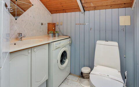 Ingwin - 250M to the Fjord: Piso, Arreglo De Tubería, Suelo, Diseño De Interiores, Baño, Grifo, Techo, Lavabo, Mueble De Baño, Plomería