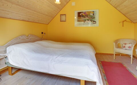 Ingwin - 250M to the Fjord: Habitación, Cama, Diseño De Interiores, Pared, Mueble, Piso, Madera, Suelo, Sábana, Amarillo