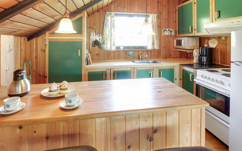 Ingwin - 250M to the Fjord: Madera, Cocina, Diseño De Interiores, Techo, Mostrador, Piso, Mueble, Suelo, Habitación, Manchas De Madera