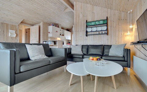Halla - 200M to the Fjord: Mueble, Diseño De Interiores, Piso, Madera, Suelo, Techo, Suelos De Madera, Silla, Mesa, Encendiendo