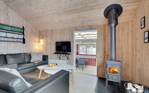 Halla - 200M to the Fjord: Mueble, Diseño De Interiores, Piso, Madera, Suelo, Techo, Suelos De Madera, Silla, Mesa, Encendiendo