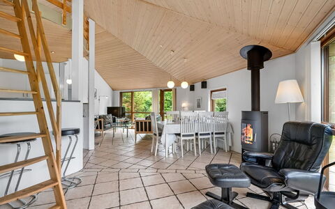 Reiner - 300M to the Fjord: Madera, Diseño De Interiores, Techo, Piso, Suelo, Mueble, Sala, Casa, Habitación, Puerta