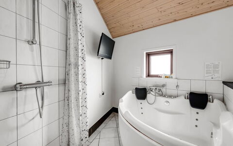 Reiner - 300M to the Fjord: Arreglo De Tubería, Diseño De Interiores, Piso, Suelo, Techo, Baño, Plomería, Casa, Bañera, Habitación