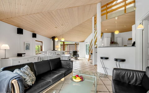 Reiner - 300M to the Fjord: Diseño De Interiores, Techo, Madera, Piso, Mueble, Sofá, Suelo, Sala, Encendiendo, Habitación