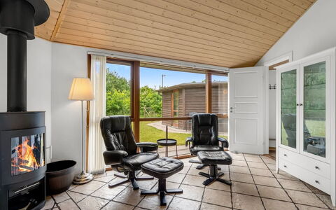 Reiner - 300M to the Fjord: Mueble, Diseño De Interiores, Piso, Suelo, Madera, Silla, Techo, Sala, Sofá, Suelos De Madera