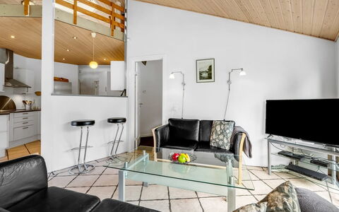Reiner - 300M to the Fjord: Diseño De Interiores, Mueble, Piso, Techo, Sofá, Sala, Suelo, Habitación, Encendiendo, Mesa