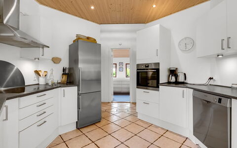 Reiner - 300M to the Fjord: Piso, Cocina, Suelo, Diseño De Interiores, Aparato De Cocina, Madera, Techo, Electrodoméstico, Gabinetes, Mostrador