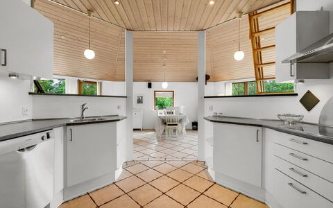 Reiner - 300M to the Fjord: Piso, Diseño De Interiores, Cocina, Madera, Techo, Suelo, Mostrador, Gabinetes, Encendiendo, Lámpara