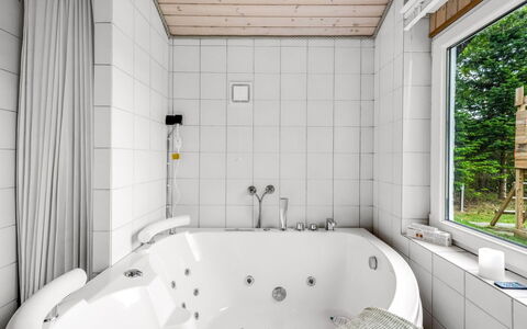 Naumka - 200M to the Fjord: Arreglo De Tubería, Baño, Bañera, Diseño De Interiores, Piso, Madera, Techo, Suelo, Plomería, Grifo