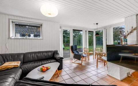 Naumka - 200M to the Fjord: Madera, Techo, Diseño De Interiores, Suelo, Casa, Piso, Puerta, Sofá, Sala