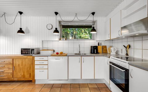 Naumka - 200M to the Fjord: Cocina, Aparato De Cocina, Mostrador, Electrodoméstico, Piso, Madera, Diseño De Interiores, Lavabo, Fregadero, Gabinetes