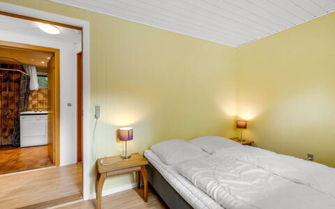 Naumka - 200M to the Fjord: Diseño De Interiores, Suelo, Piso, Cama, Pared, Mueble, Madera, Habitación, Techo, Habitación