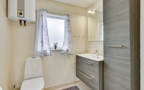 Elizabeth - 400M to the Fjord: Arreglo De Tubería, Piso, Suelo, Diseño De Interiores, Mueble De Baño, Baño, Lavabo, Lavabo Del Baño, Baño, Plomería