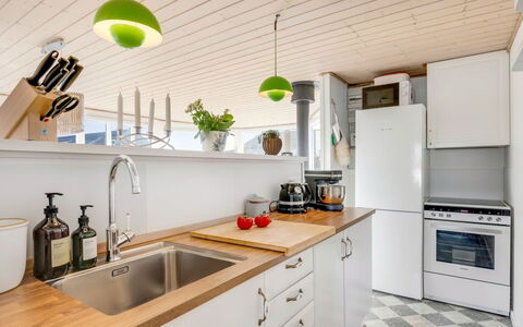 Jorie - 100M from the Sea: Cocina, Aparato De Cocina, Mostrador, Electrodoméstico, Diseño De Interiores, Mueble, Piso, Gabinetes, Madera, Fregadero