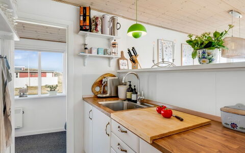 Jorie - 100M from the Sea: Cocina, Mostrador, Diseño De Interiores, Piso, Madera, Aparato De Cocina, Electrodoméstico, Mueble, Gabinetes, Suelo