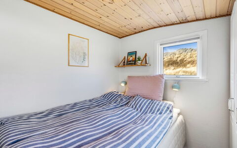 Jorie - 100M from the Sea: Madera, Habitación, Casa, Cama, Sábana, Lecho, Marco De La Cama, Madera Dura, Linos, Diseño