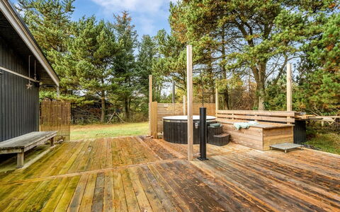 Toimi - 500M to the Fjord: Mueble, Diseño De Interiores, Piso, Madera, Suelo, Techo, Suelos De Madera, Silla, Mesa, Encendiendo