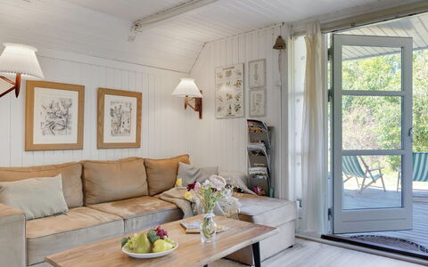 Amelia - 250M to the Fjord: Mueble, Diseño De Interiores, Piso, Madera, Suelo, Techo, Suelos De Madera, Silla, Mesa, Encendiendo