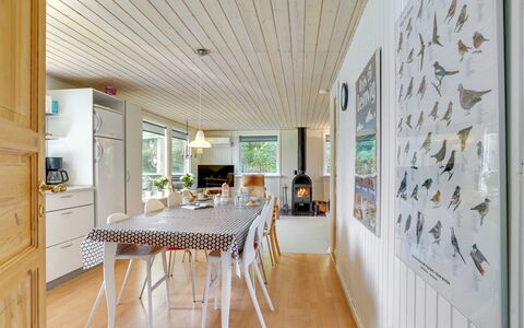 Ulrike - 600M to the Fjord: Mueble, Diseño De Interiores, Piso, Madera, Suelo, Techo, Suelos De Madera, Silla, Mesa, Encendiendo